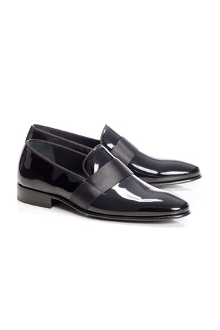 Smoking lacquered black leather shoes