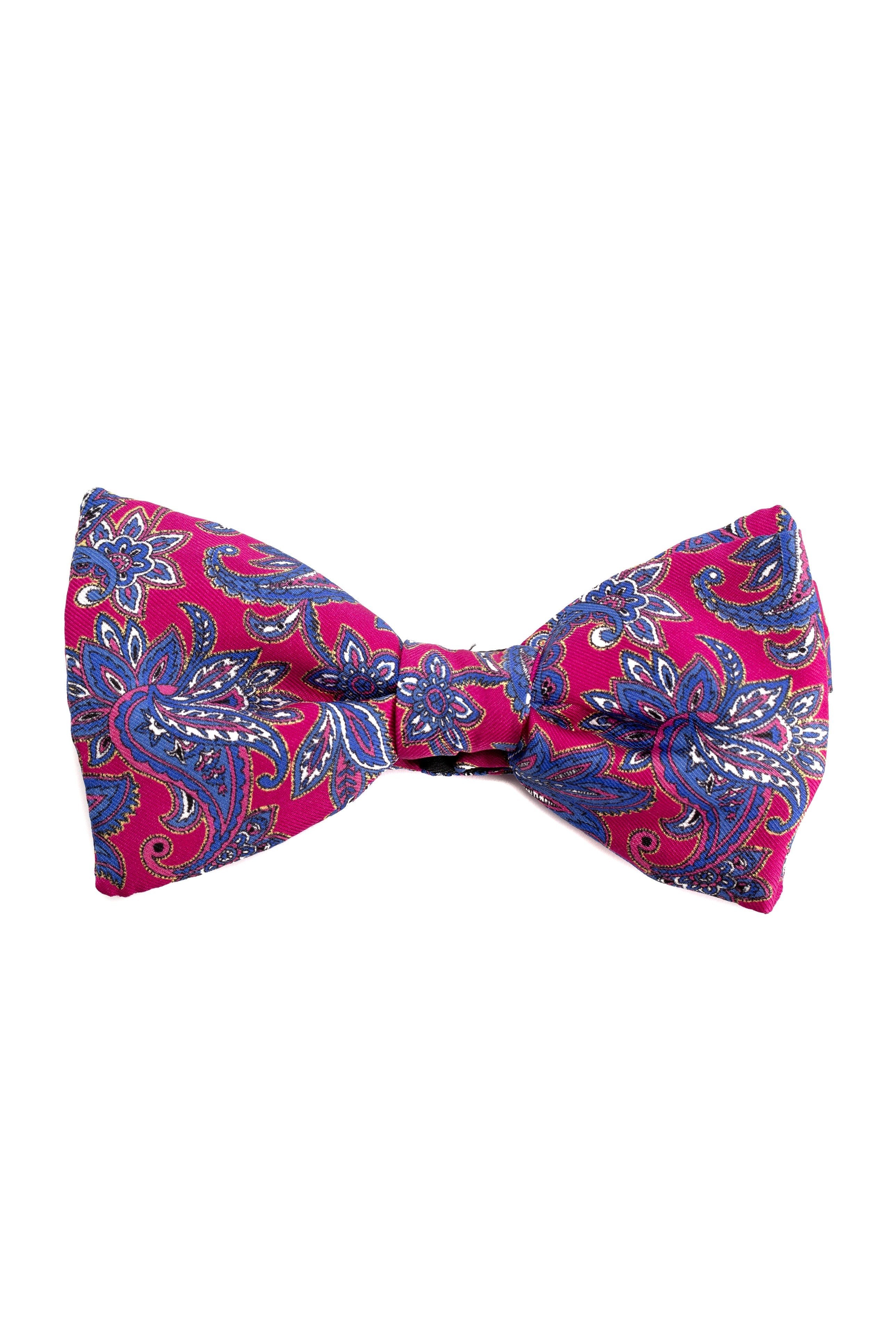 Red bow tie with Paisley model